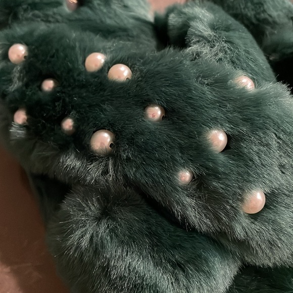 Victoria’s Secret Criss Cross Faux Fur Green and Faux Pearl Slippers NWT - Picture 6 of 11